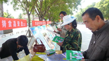 彭阳县食药监局组织餐饮企业开展食品安全宣传活动，筑牢餐饮服务安全防线